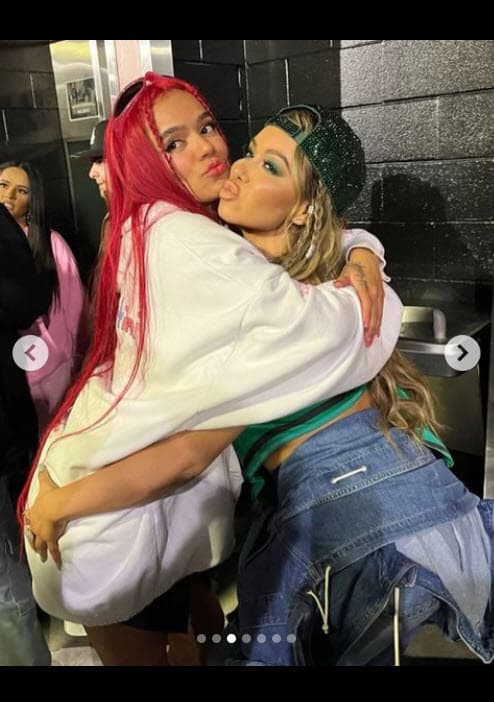 A las dos se les ve muy contentas mientras se envuelven en un cariñoso abrazo. 
<br>