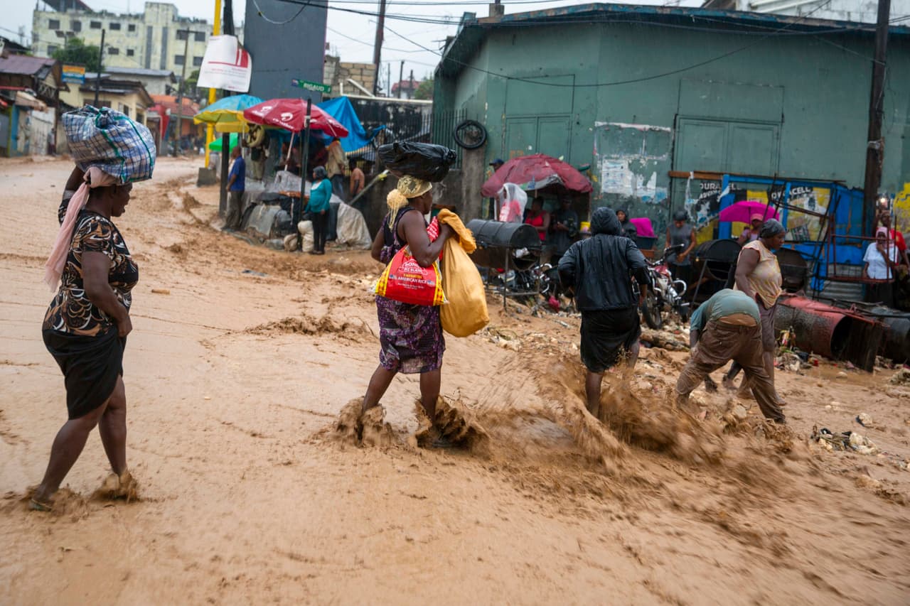 Imágenes de las calles de Puerto Príncipe tras el paso de Laura. Cinco personas murieron en Haití este domingo por las lluvias torrenciales y deslizamientos de tierras causados por la tormenta tropical Laura, según un nuevo balance parcial de la Dirección de Protección Civil del país.