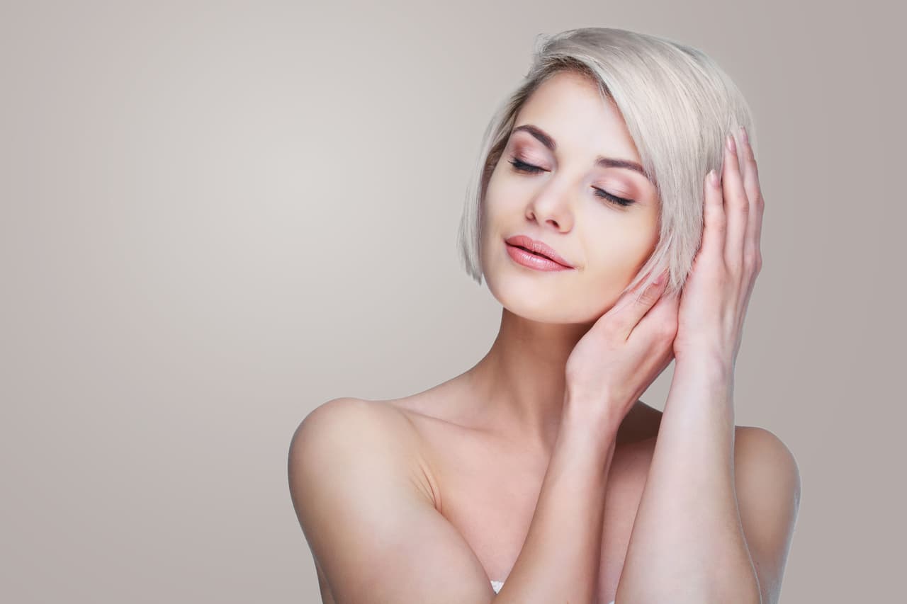 Sin duda llevar tu cabello a rubio siempre da miedo, por aquello de que se puede maltratar muchísimo, pero hay cortes que favorecen su salud, como los 'bob' que te vamos a presentar.