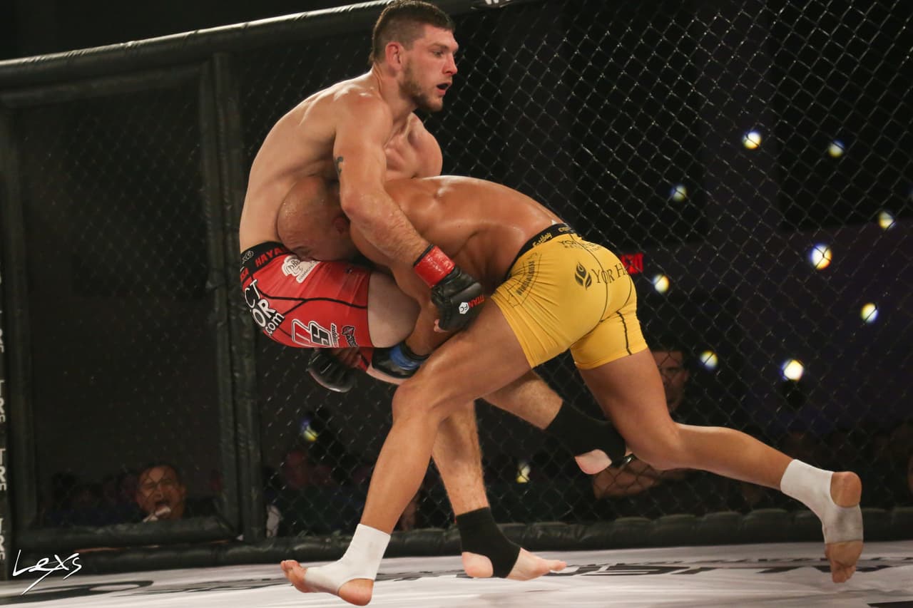 El Cubano peleando de Boca Raton (Florida) utilizó su velocidad sobre el estadounidense Kurt Holobaugh pero no fue suficiente y pierde por estrangulación de la guillotina.