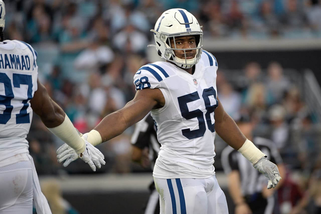 <b>Bobby Okereke | LB | Indianapolis Colts</b>
<br>
<b>- Edad: 23 años</b>
<br>- Produjo la campaña más completa del grupo, terminando como el noveno apoyador de PFF con la capacidad de alinearse en todo el campo.
<br>- También es dinámico en cobertura, más una necesidad que nunca en la NFL de hoy. 
<br>- El gerente general de los Colts, Chris Ballard, tiene un buen ojo para apilar talento en el medio de su defensa, emparejando a Okereke con Darius Leonard para causar una mezcla especial de estragos en Indy.