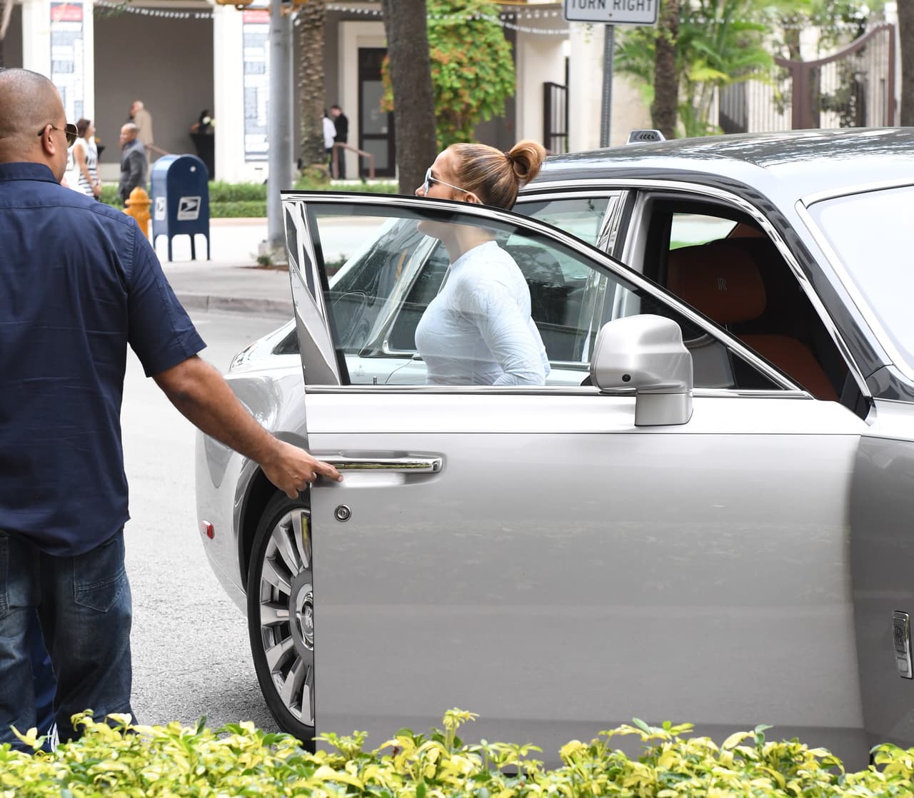 Si bien la compañía del expelotero Alex Rodríguez tiene mucho que ver también, pues siempre andan juntos, la cantante e intérprete se traslada con estilo en ejemplares de la casa inglesa Rolls Royce.