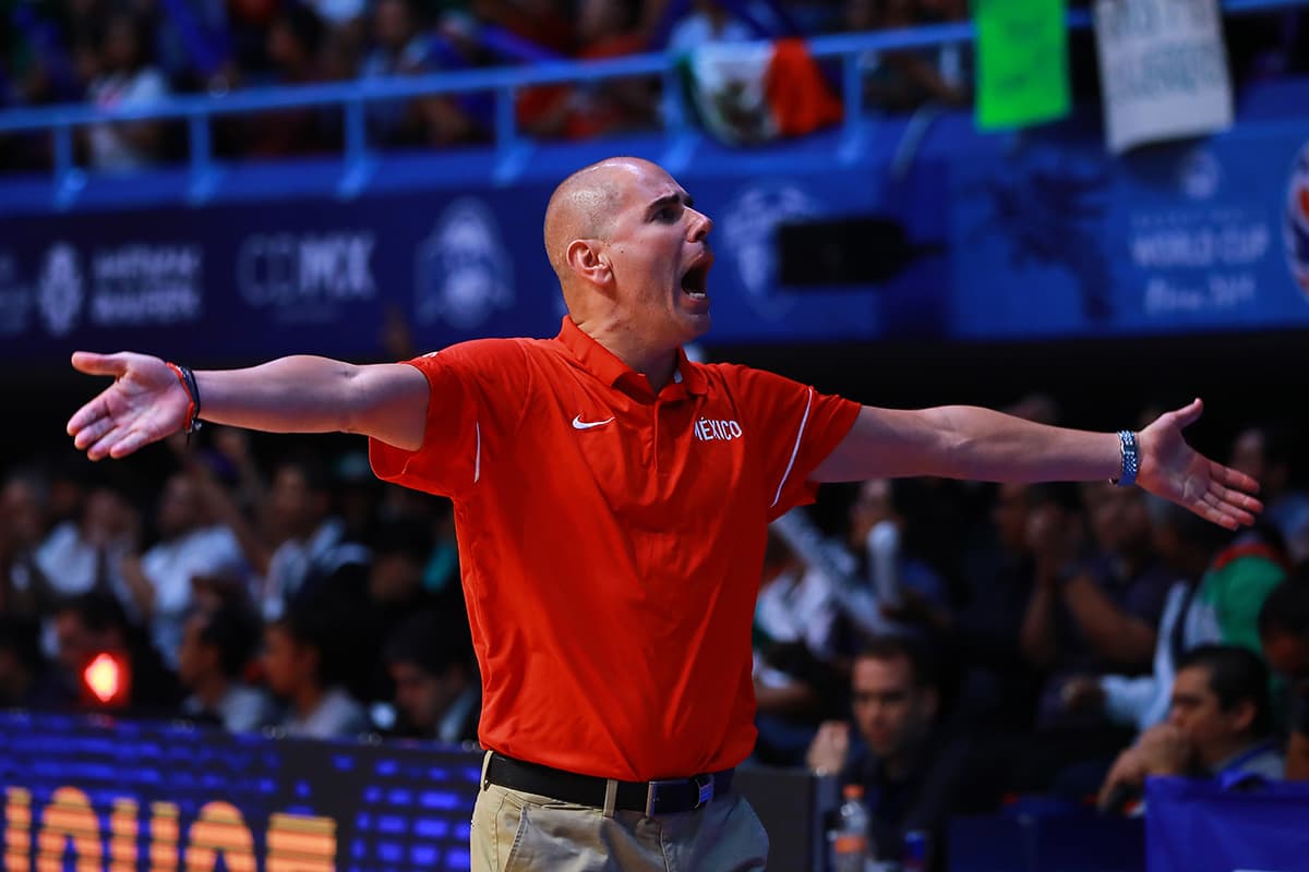 El entrenador de México Iván Deniz pidiendo al público su apoyo en los momentos finales del partido.
