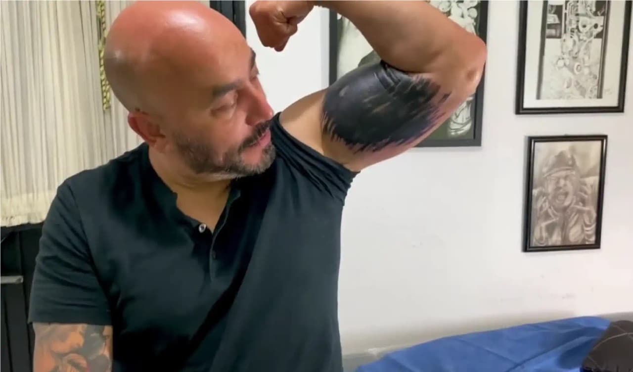 El intérprete de 'Despreciado me voy' definió como "feo" su nuevo tatuaje y contó la historia de por qué decidió cubrirlo totalmente de negro.