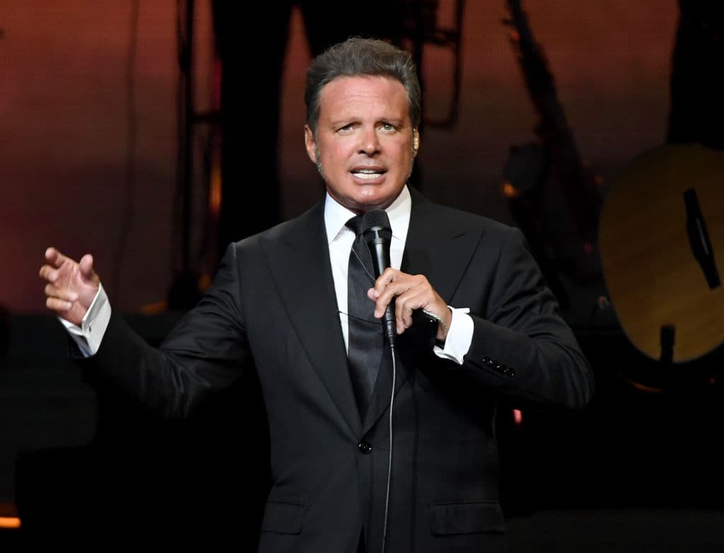 Mientras 
<a href="https://www.univision.com/shows/despierta-america/patricia-manterola-niega-ser-personaje-serie-luis-miguel-reaccion-sin-rollo" target="_blank">la cantante sí se mostró consternada</a> al haber sido mencionada en 'Luis Miguel, la serie', cuando el libro salió al mercado no hizo ningún pronunciamiento al respecto.