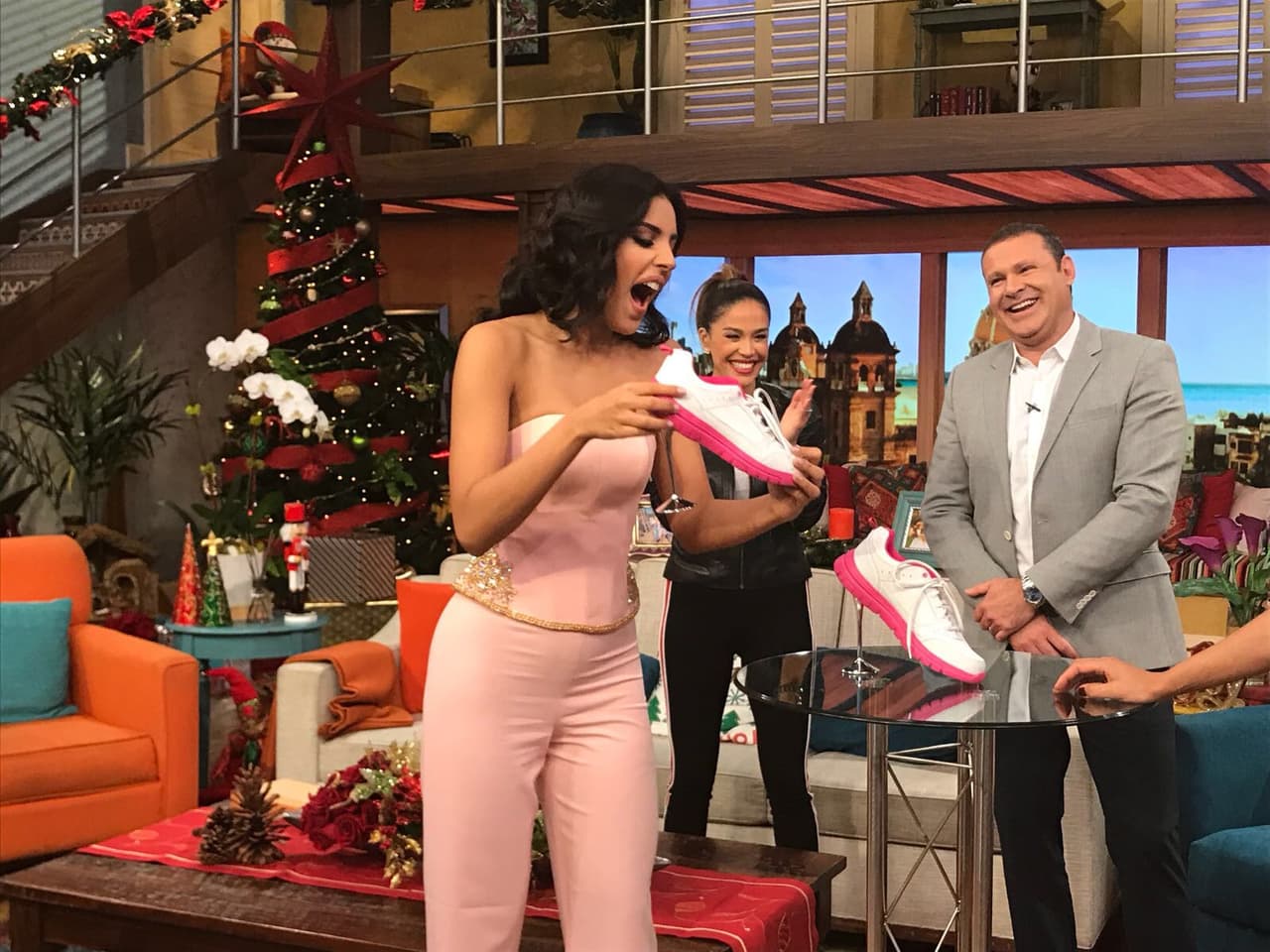 No cabe duda de que a Laura le encantó esta idea, ahora sí que estará más cómoda en los desfiles de belleza.