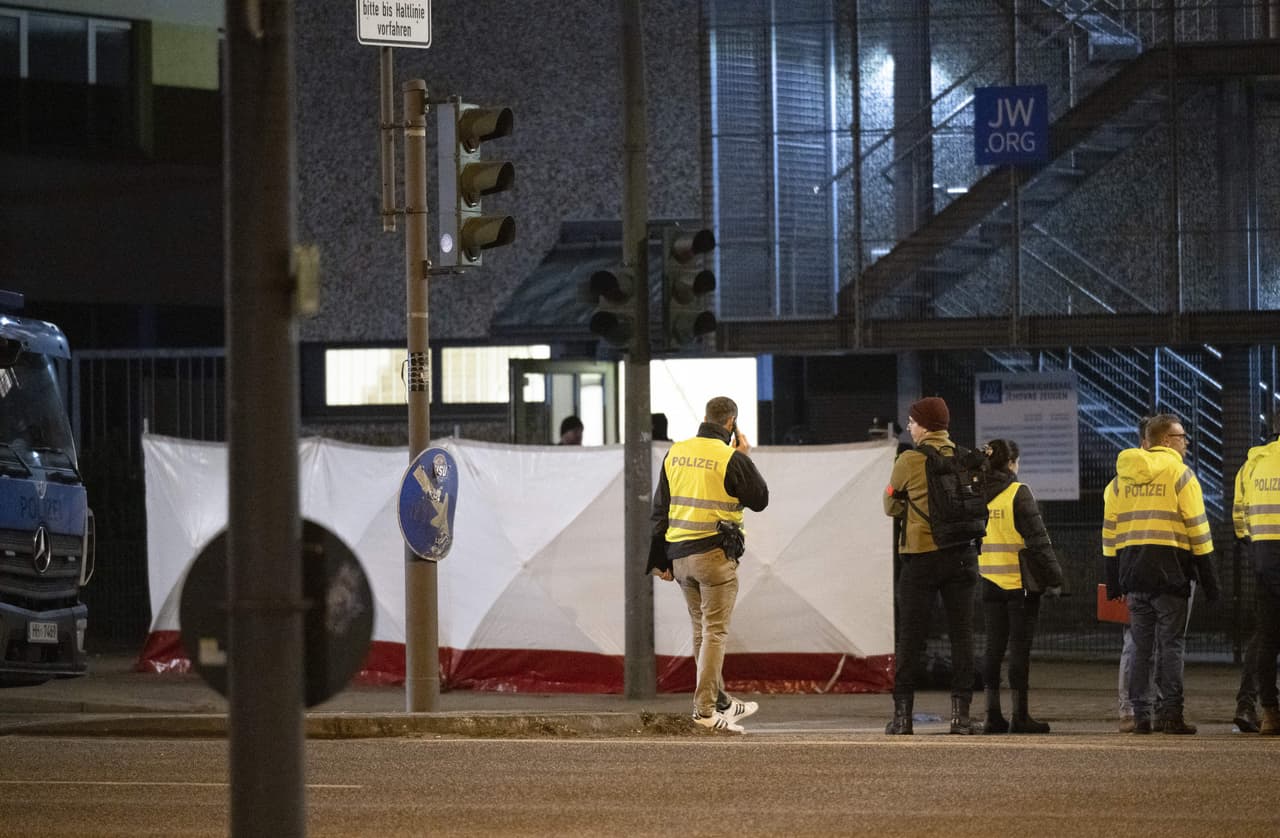 Los agentes "entraron rápidamente en el edificio y encontraron muertos y heridos graves", dijo el portavoz de la policía. En el interior, los funcionarios escucharon un disparo "procedente de la parte superior del inmueble" y encontraron otra persona que "posiblemente" sea el autor, agregó el portavoz.