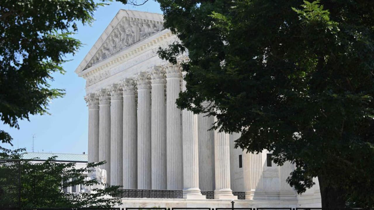 Corte Suprema desestima por "imprudente" intención de estados republicanos de revivir regla de 'carga pública' de Trump