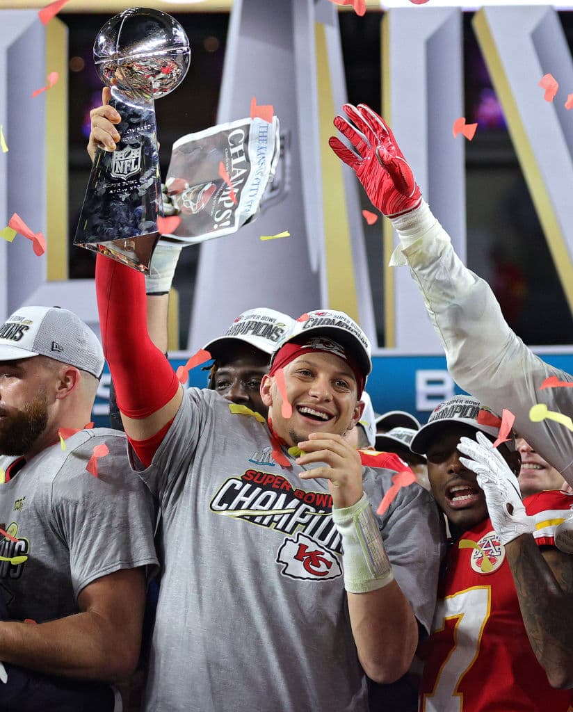 El más reciente MVP del Super Bowl firmó un contrato de $721 millones de dólares hasta el 2031. ¡Sí, Mahomes estará ganando $1.4 millones de dólares semanalmente para los próximos 10 años de su vida!