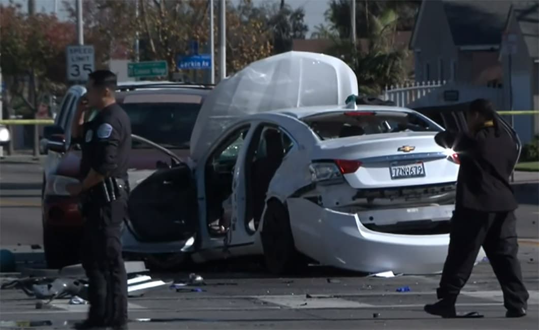 La colisión causó que algunos de los carros se prendieran en llamas y al menos dos víctimas quedaron prensadas dentro de sus vehículos y tuvieron que ser extraídas con herramientas especiales. Dos de los presuntos ladrones que ocasionaron el choque lograron fugarse de la escena.