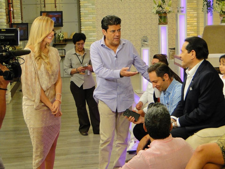 Detrás de cámaras con el elenco de HOY. (20 de agosto)