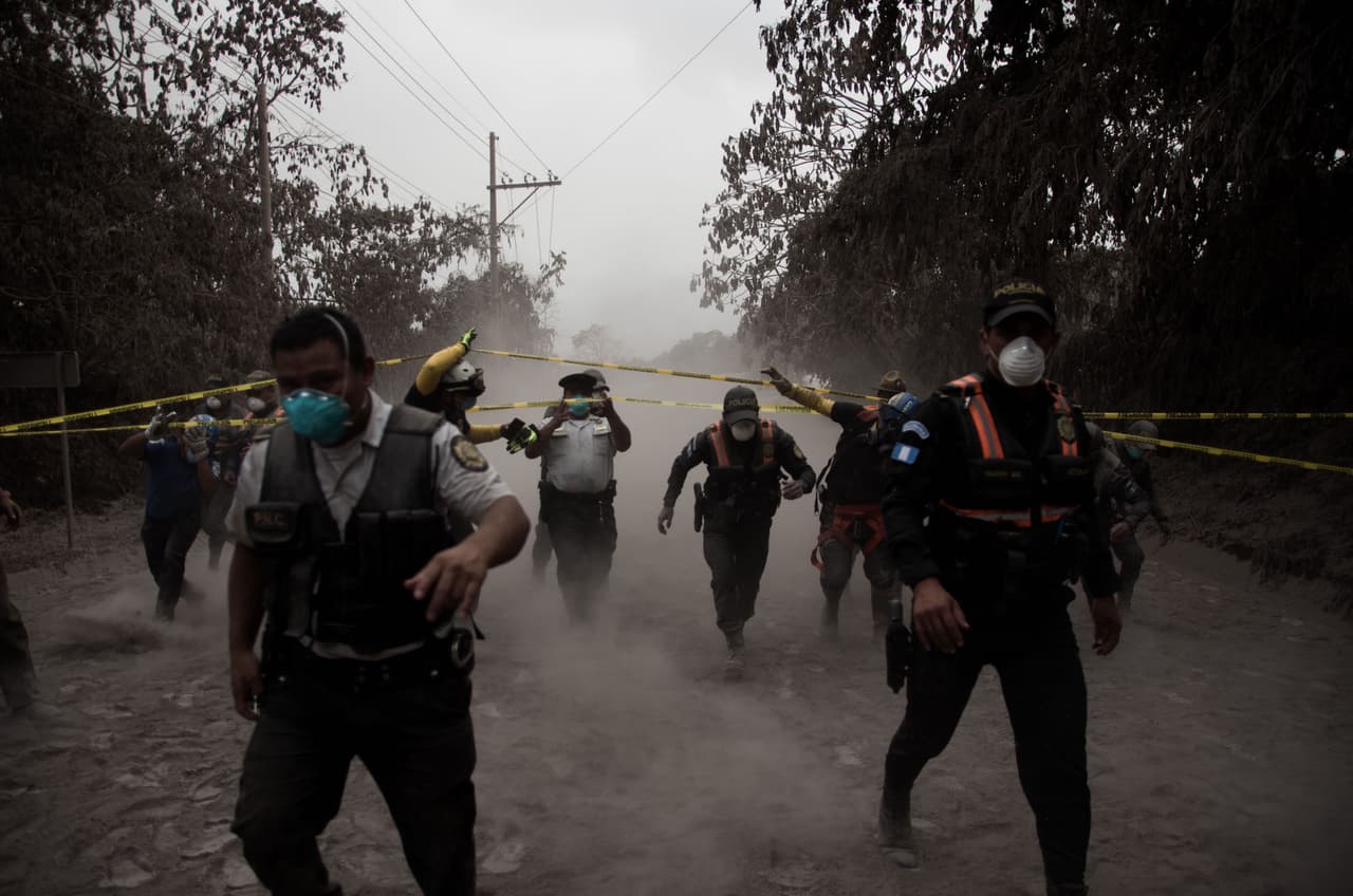 Equipos de Protección Civil, bomberos y militares participan en las labores de búsqueda y salvamento de las personas afectadas por la erupción del volcán de Fuego.