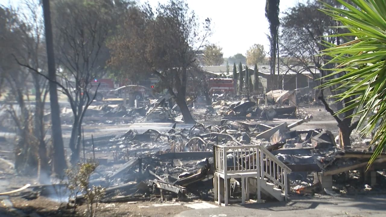 Además de las casas y los vehículos quemados, el incendio consumió 40 acres de vegetación alrededor del vecindario.