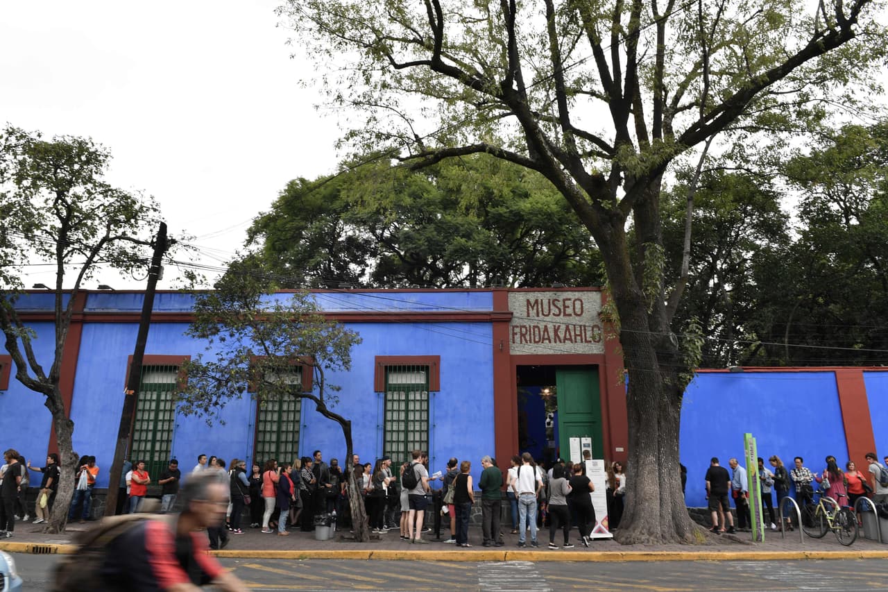 Como es habitual,
<b>una larga cola de turistas se forma para visitar el Museo Frida Kahlo en la Ciudad de México durante las celebraciones del <a href="https://www.univision.com/temas/dia-de-muertos">Día de Muertos</a></b>.