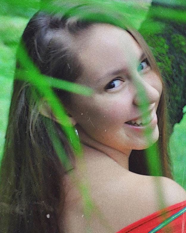 Las declaraciones de la hija mayor del actor fueron en videollamada con 'Ventaneando' este martes 26 de octubre: "Para empezar, ni siquiera se conocen en persona, no hay ningún secreto que revelar porque los 'secretos' que revelaron los hizo 
<b><a href="https://www.univision.com/famosos/hermanas-ginny-yoseline-hoffman-delitos-sexuales-fotos" target="_blank">su mamá (Ginny Hoffman)</a></b> en una revista". 
<br>