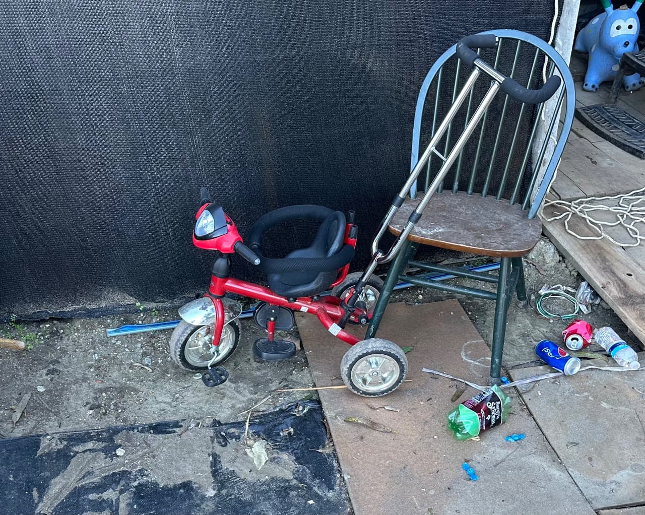 En su visita a Half Moon Bay, el gobernador dijo que algunos de los trabajadores del campo le dijeron que ganaban apenas $9 dólares por hora y vivían dentro de contenedores en los terrenos de las granjas agrícolas.