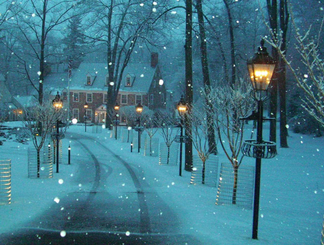 <b>New Hope</b>. Considerado uno de los hospedajes tipo “bed and breakfast” más románticos de los Estados Unidos, The Inn at Bowman's Hill es el escenario ideal para una escapada romántica. Celebren su amor con toques románticos extra especiales, como un masaje en pareja en la suite, champán, fresas cubiertas de chocolate o rosas. Para completar la experiencia romántica, disfrute de una cena a la luz de las velas en un restaurante New Hope cercano.
<br>
<br>
<b><a href="https://goo.gl/maps/SD1VSfNjDjpFmhLX6">Cómo llegar</a></b>