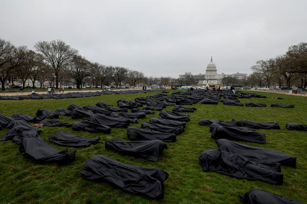 Bolsas de cuerpos en el National Mall forman la frase "Pensamientos y oraciones", para conmemorar el cuarto aniversario de la gran manifestación de March for our Lives en la capital.