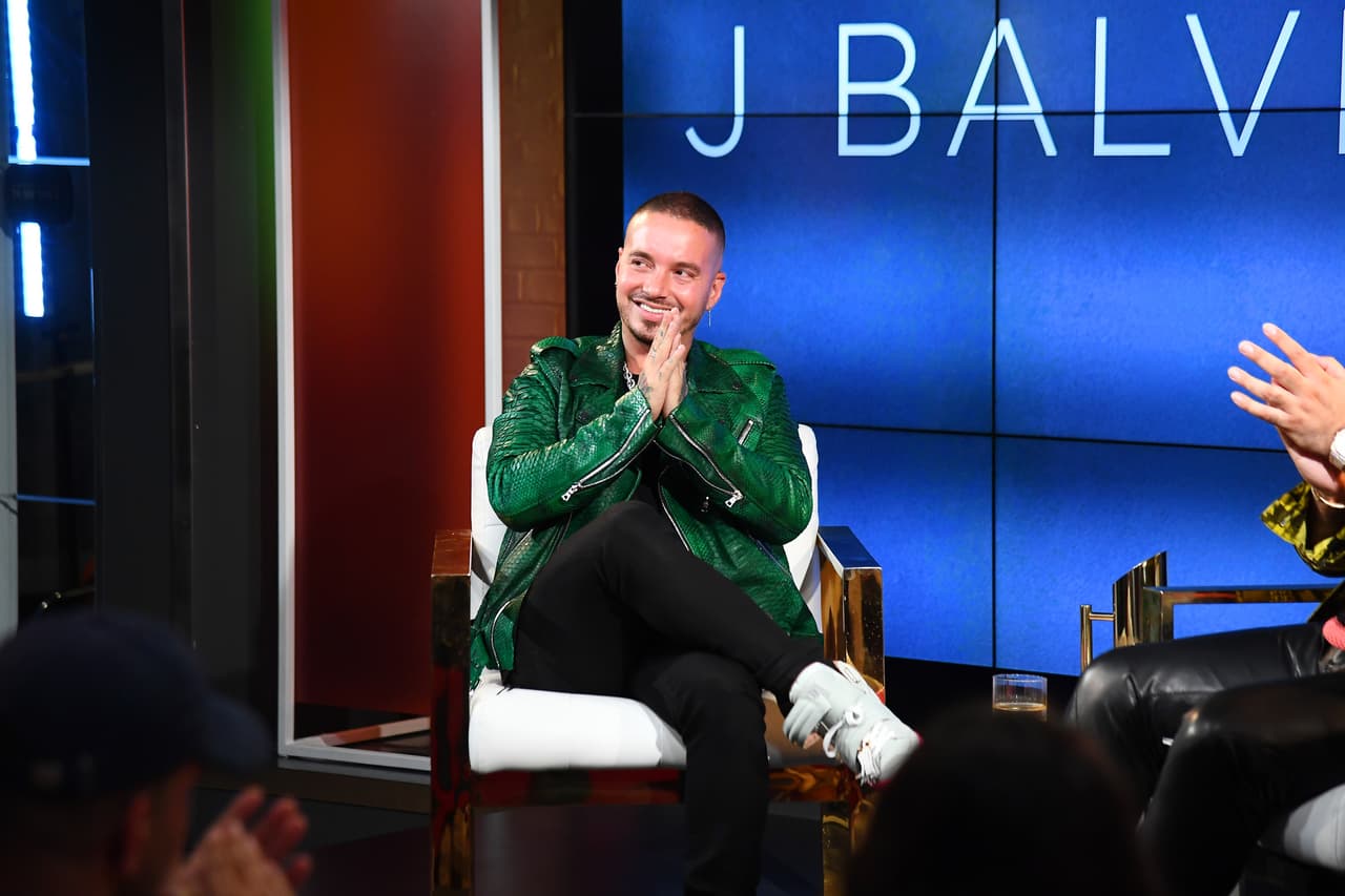 J Balvin
<b>: </b>El suyo es uno de los nombres más cortos en la lista de los nominados a los Latin GRAMMYs 2018 pero, como para equilibrar ese hecho, es el que aparece más veces entre los finalistas. Se trata de 
<b>José Álvaro Osorio Balvin </b>(alias J Balvin), quien está nominado a ocho premios, entre los que figuran Álbum del Año (‘Vibras’). 
<br>