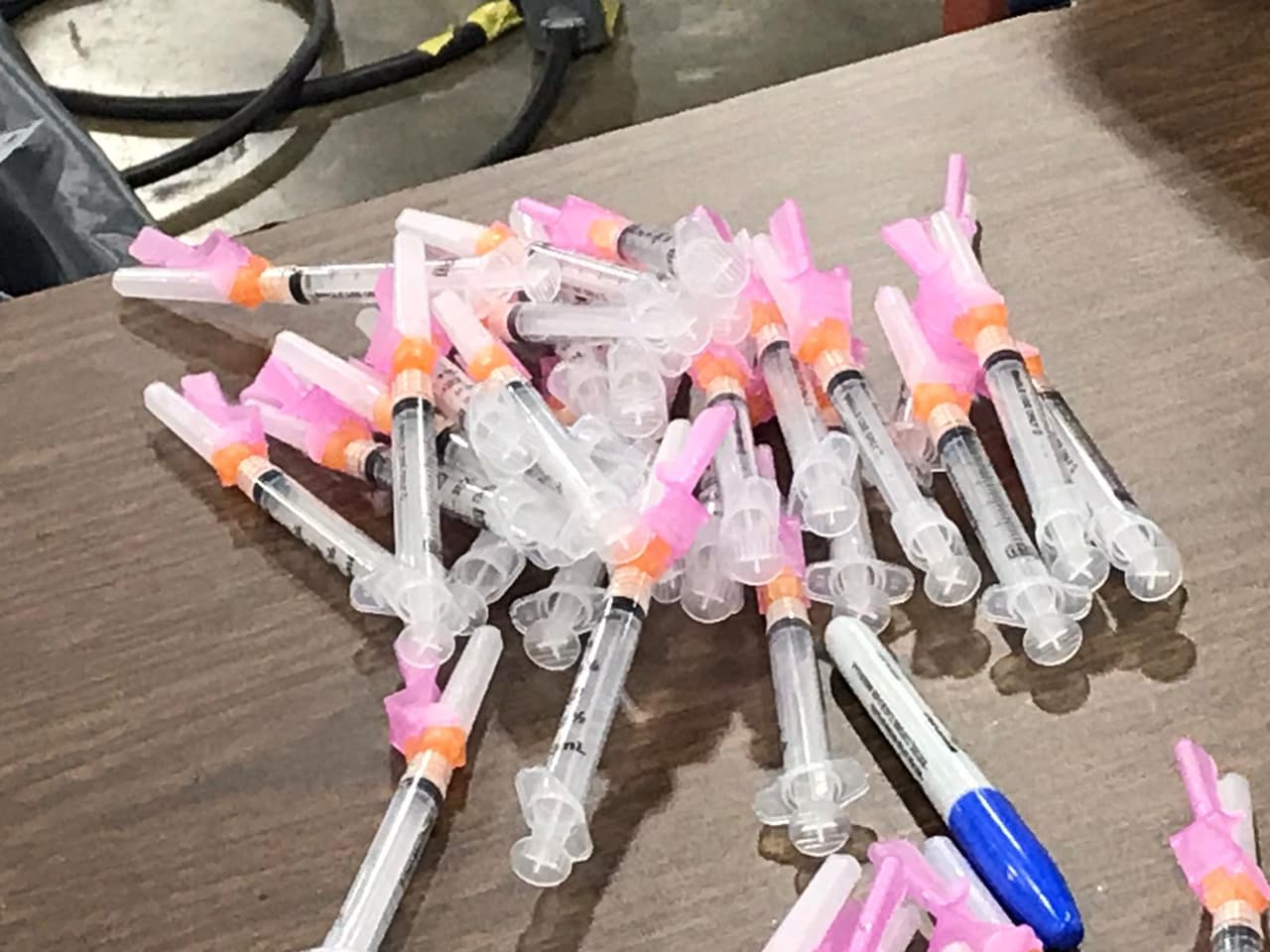 El Departamento Estatal de Servicios de Salud (DSHS), pos sus siglas en inglés, dio instrucciones para que los Centros para el Control y la Prevención de Enfermedades envíen las dosis a 212 proveedores en todo el estado de Texas.
<br>