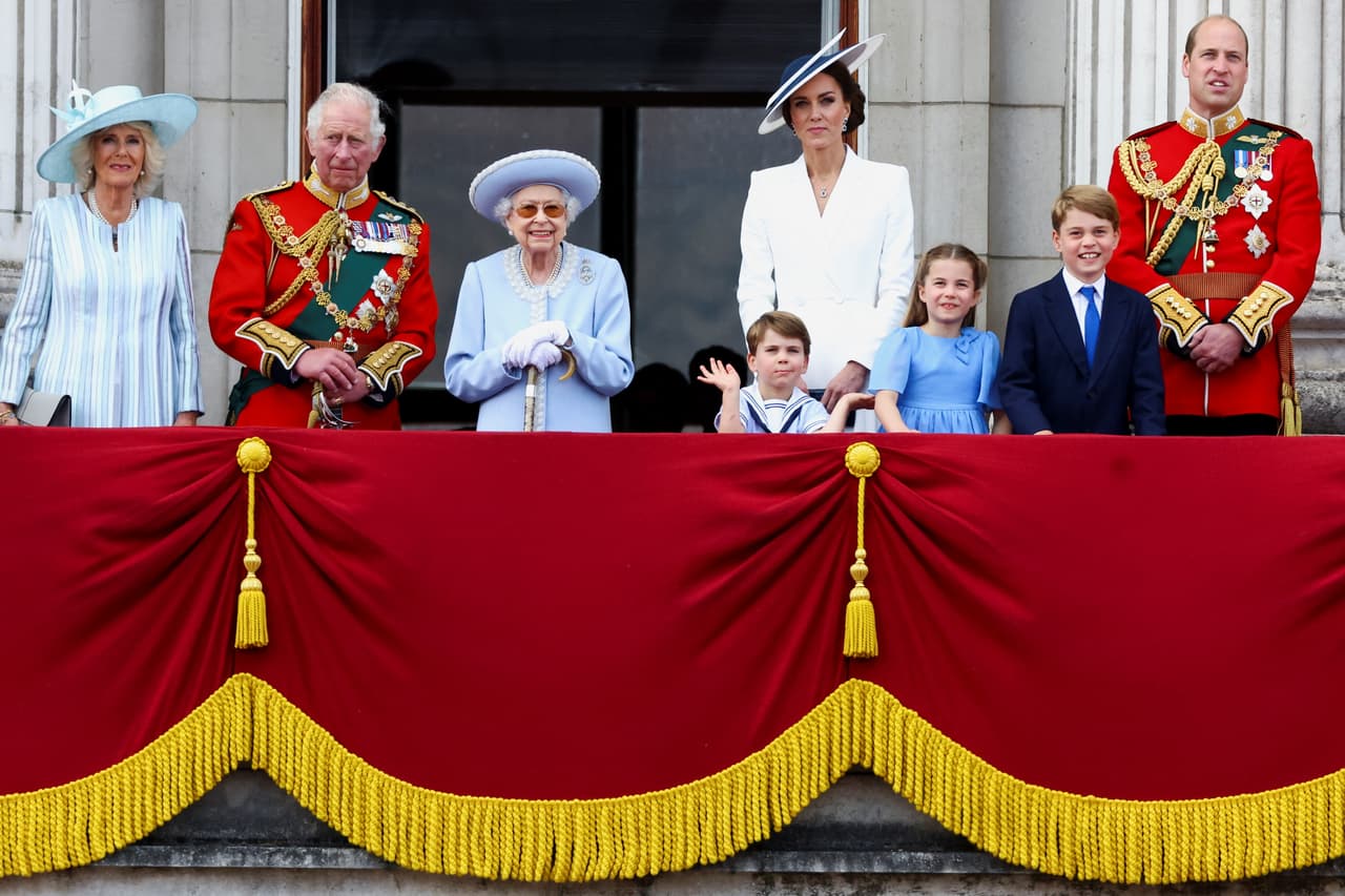 Los príncipes George y Louis, la princesa Charlotte y sus padres luego se unieron a su bisabuela, la reina Isabel II, en el balcón de la familia real, donde continúo haciendo muecas.
<br>
