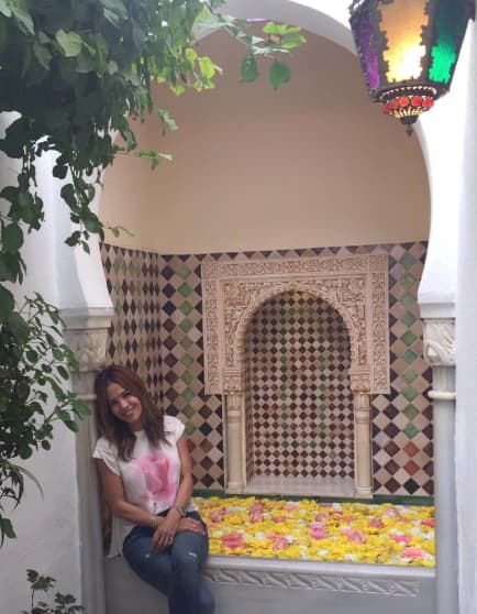 Karla nos muestra las fuentes y flores de Córdoba.