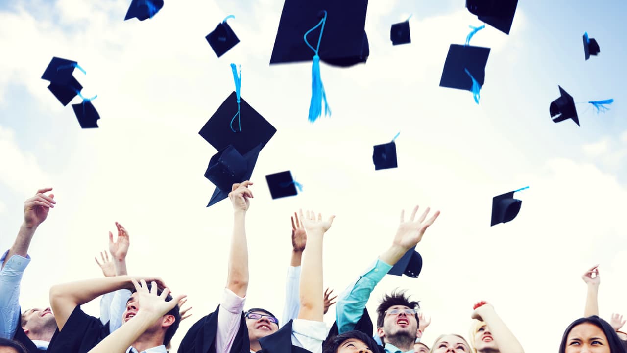 <b>Existen factores no relacionados al vehículo ni a su manejo que afectan el precio del seguro automotriz.</b>
<br>
<br>Según el estudio, el 
<b>grado educativo</b>, el 
<b>tipo de empleo</b> y hasta la 
<b>calificación crediticia</b> de una persona, afecta el precio de su póliza de seguro automotriz. Por ejemplo, una persona con educación secundaria pagará más por el seguro de su automóvil que una persona con estudios de postgrado, aunque no queda enteramente claro como un título universitario convierte a alguien en un mejor conductor.