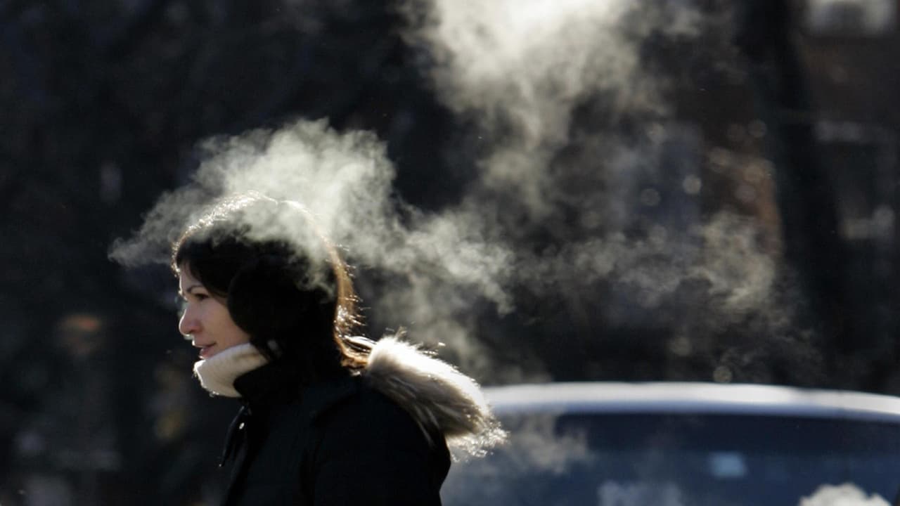 Y recuerda que entre los riesgos de exponerse a las bajas temperaturas sin la protección adecuada se encuentran el congelamieto y la hipotermia. En este video, Ligia Granados te explica cómo identificar cada uno de estos males y qué puedes hacer en caso de que se presenten.
