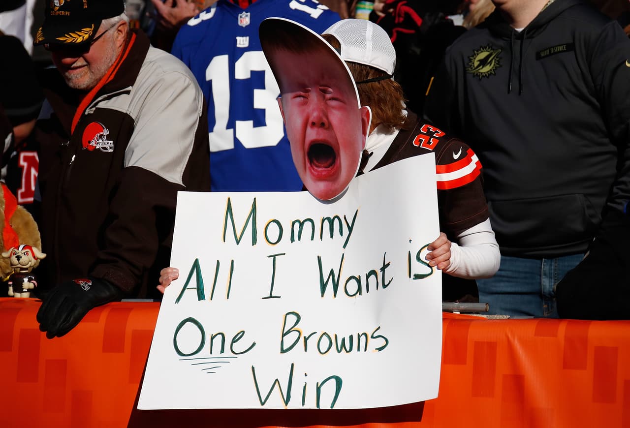Los Browns, a pesar de ser un equipo de gran tradición, nunca han ganado un Super Bowl y en 2002 jugaron por última vez un playoff que perdieron con los Steelers en Pittsburgh.