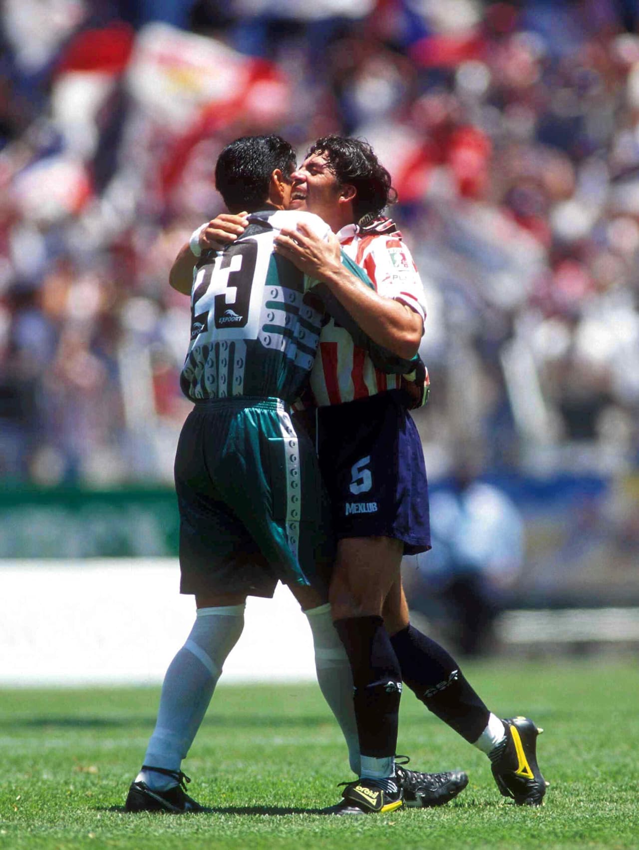 Martín Zúñiga y Camilo Romero se fundieron en un abrazo del alma.