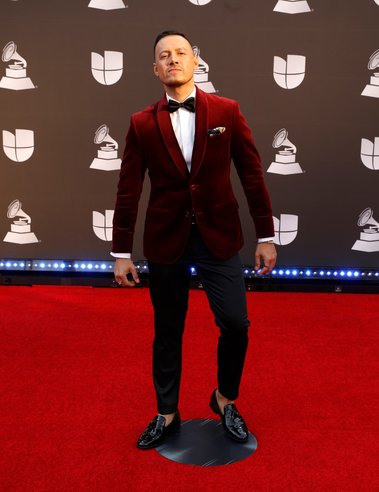 Luis Sandoval posó con seguridad con un traje en el que destaca el saco 'velvet' color rojo tinto.