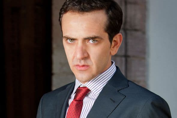 Quien cometió villanías junto a Leticia en 'Amor Bravío' fue Flavio Medina, cuyos personajes han mostrado tanto maldad como locura. En 'Quiero amarte' vimos cómo sus obsesiones y las de su madre lo volvieron loco y en 'Yo no creo en los hombres', vimos cómo su poca salud mental le cobró factura, cuando fue su propia madre quien lo asesinó.