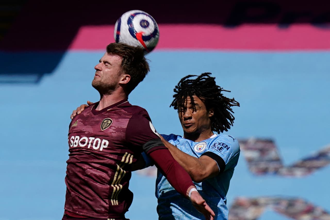 Leeds era preciso cortando los servicios que intentaba el Manchester City.
<br>