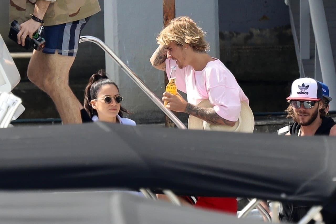 Pero también se le ha visto saliendo con otras chicas, como la modelo de 22 años, 
<a href="https://www.univision.com/entretenimiento/quien-es-la-rubia-que-alegra-los-dias-de-justin-bieber-fotos#73fe86760000">Baskin Champion</a>.