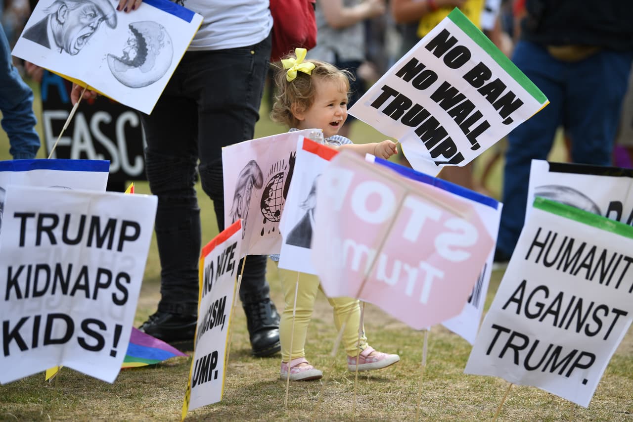 En los carteles se podía ver cómo los escoceses se referían puntualmente a algunas políticas del presidente Donald Trump, como el veto para los inmigrantes, la propuesta de la construcción del muro en la frontera, y la separación de niños de sus padres cuando entran al país como inmigrantes indocumentados.
