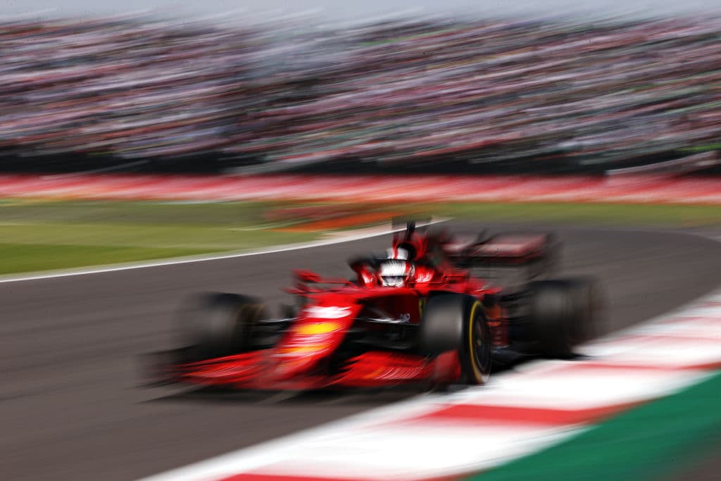 Red Bull hace el 1-3 con Max Verstappen en primer lugar y Sergio Pérez en tercero durante el Gran Premio de México en la Formula 1. Lewis Hamilton se quedó con la segunda posición durante la carrera. El mexicano logró subirse al podio en se casa.