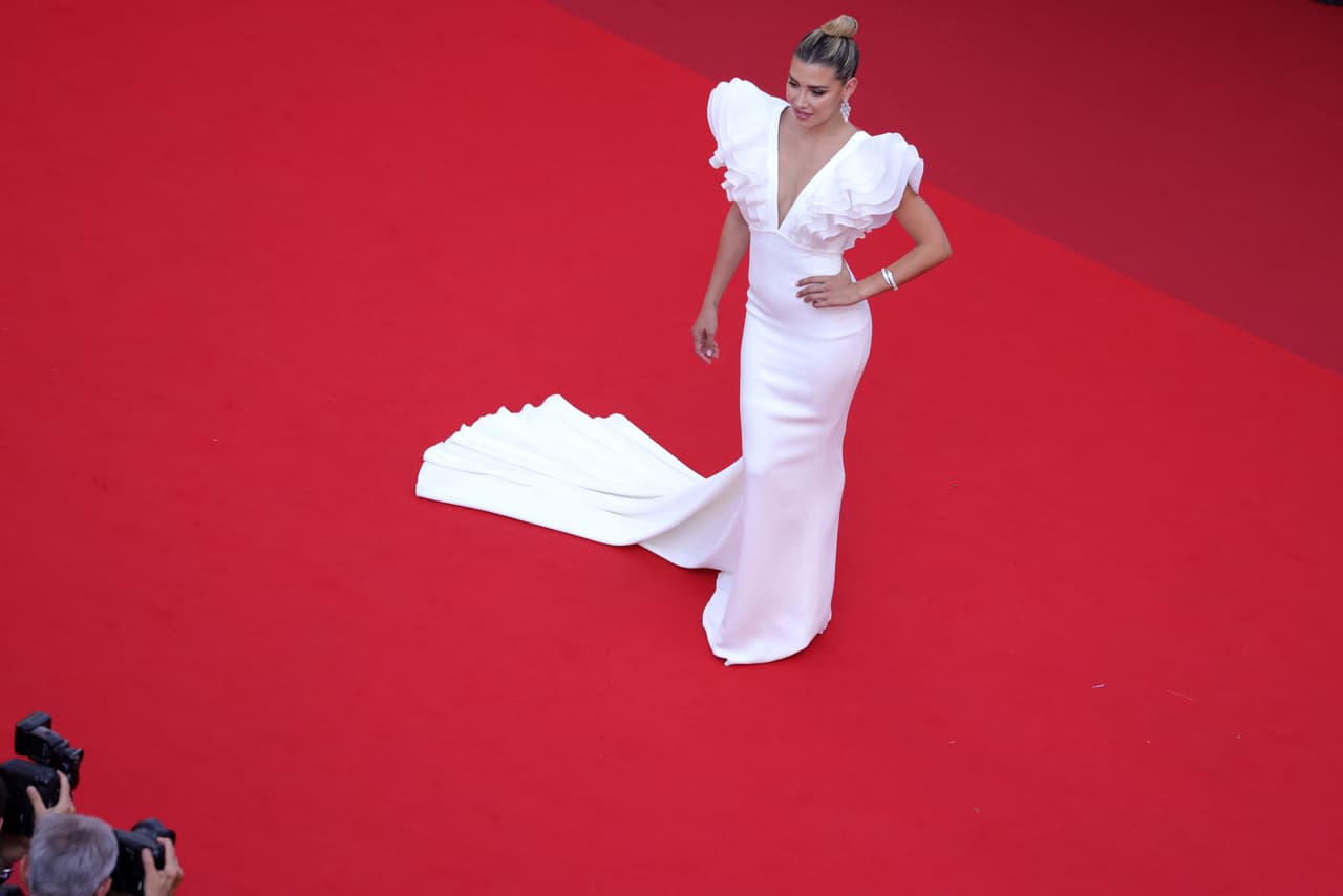 Pero la presencia de Michelle Salas en Cannes y el actual escándalo de Frida Sofía, quien 
<b><a href="https://www.univision.com/famosos/frida-sofia-dice-buscar-justicia-no-venganza-demandando-a-alejandra-guzman-y-su-abuelo-video" target="_blank">tiene demandados en México</a></b>
<a href="https://www.univision.com/famosos/frida-sofia-dice-buscar-justicia-no-venganza-demandando-a-alejandra-guzman-y-su-abuelo-video" target="_blank"> </a>a su madre, Alejandra Guzmán, y a su abuelo, Enrique Guzmán, desataron una nueva ola de comparaciones por parte de usuarios en Instagram. 
<br>