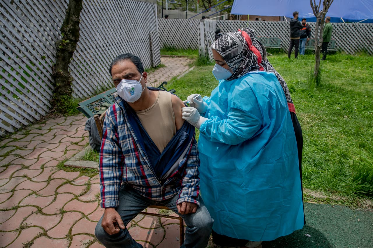 Un hombre recibe la vacuna fabricada por AstraZeneca en Cachemira, el 21 de abril. India es un importante productor de vacunas pero el repunte de casos ha obligado al país a aplazar los envíos de inmunizaciones a otras naciones para atender su demanda interna.