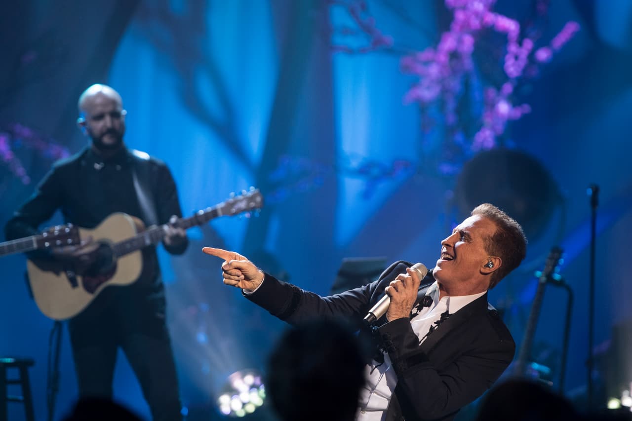 Éxitos como 'Todo se derrumbó dentro de mí', 'Toda la vida', 'Sentirme vivo' y 'La chica de humo' fueron algunos de los temas más coreados por los 1,800 asistentes a este especial acústico.