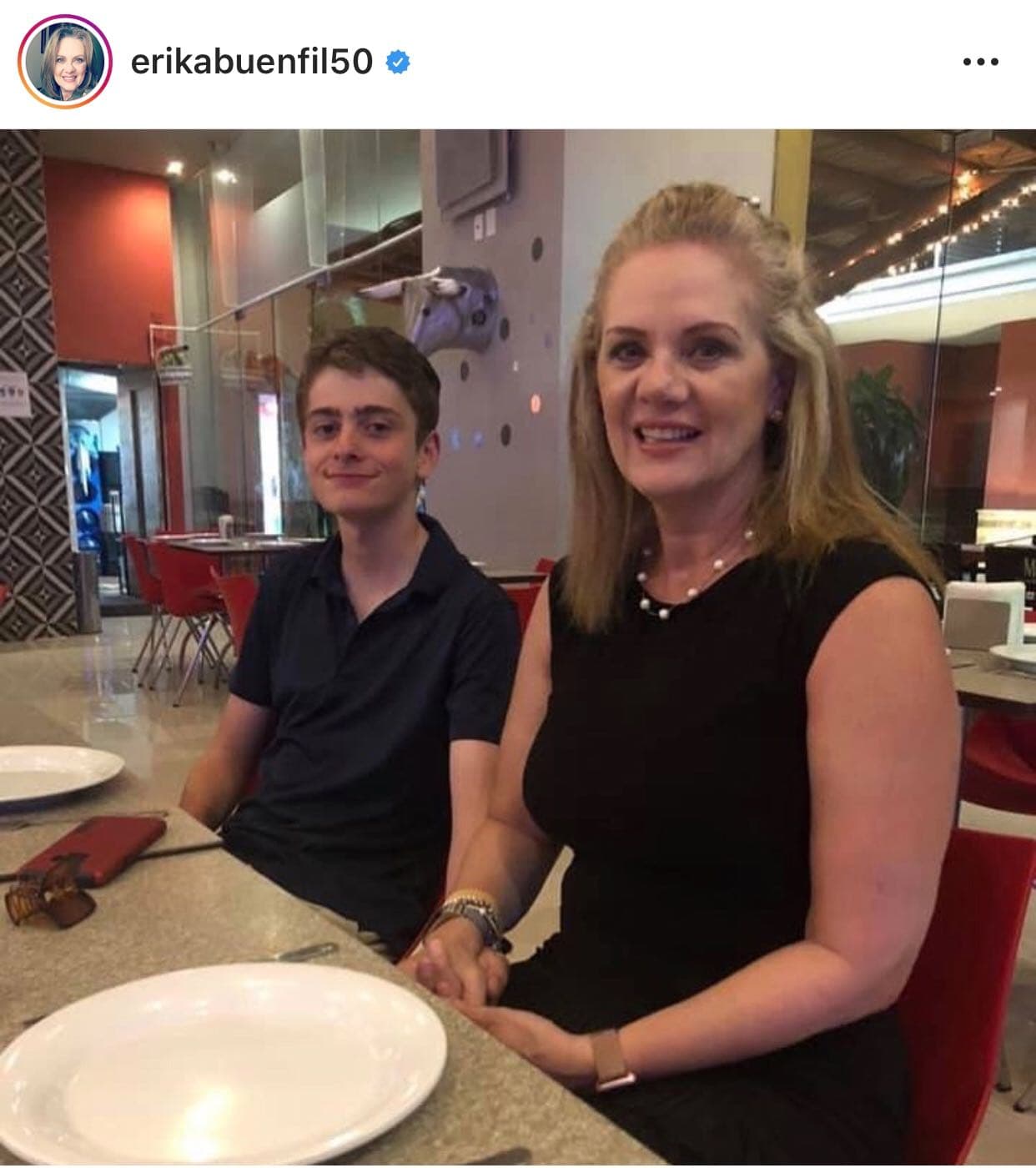 "Promovida por mis amigas, principalmente, motivada mucho por mi hermana y apoyada al cien por ciento de
<b> <a href="https://www.univision.com/famosos/erika-buenfil-y-su-hijo-nicolas-le-siguen-los-pasos-literalmente-a-gabriel-soto-y-sus-ninas-video" target="_blank">mi hijo (Nicolás)</a></b>, que fue el que tuvo la iniciativa de hacer este canal, los invito a 'Sazonando con la Buenfil'", dice la actriz.