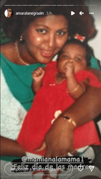 Adicionalmente, compartió con sus seguidores una serie de retratos de cuando era bebé, niña y ahora que es toda una estrella. En cada una de ellas, con su madre a lado, demostrando el rol tan crucial que ha tenido en toda su vida.