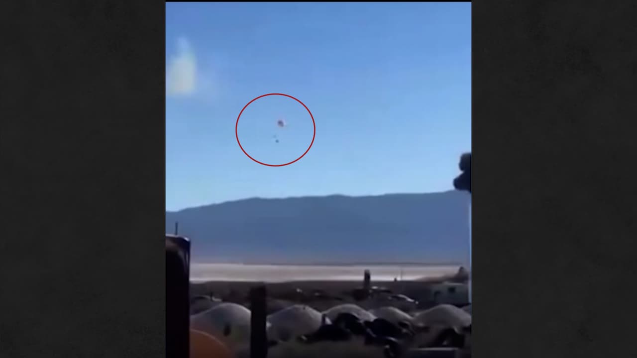 En video: Un piloto es expulsado de un avión que se estrelló durante una misión de entrenamiento