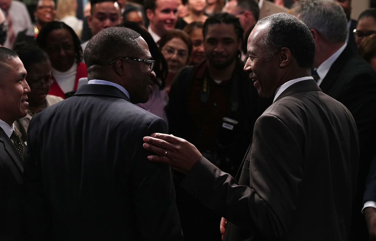 Ben Carson, el excandidato y actual secretario de Vivienda, iniciará un viaje por el país para escuchar a las comunidades.