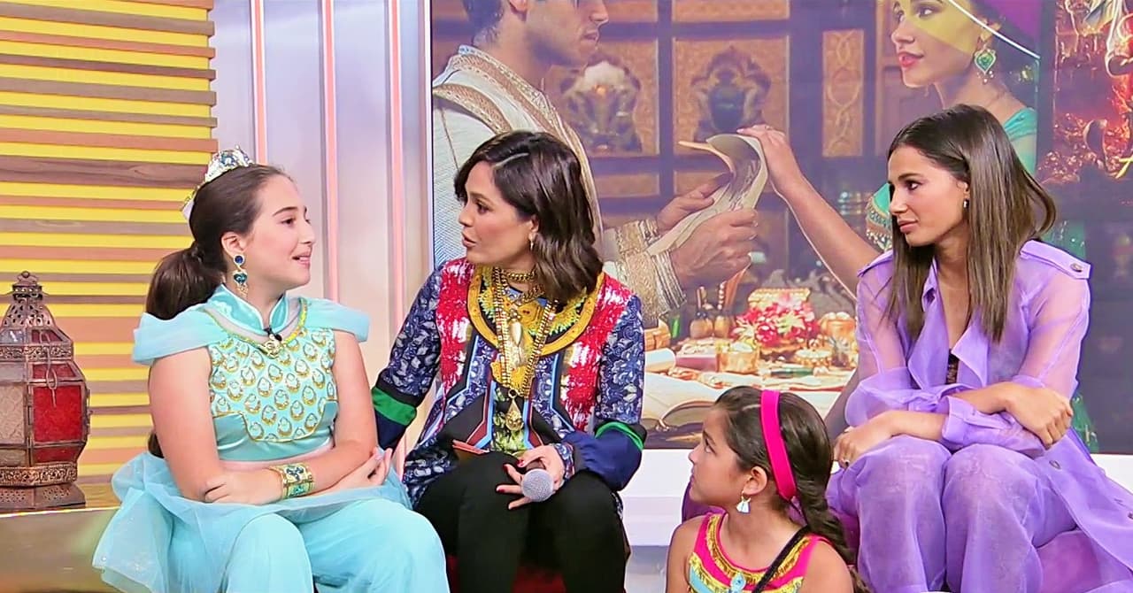 La charla tuvo tintes muy emotivos cuando Naomi Scott y la producción del programa le dieron una sorpresa a Mía Estefany González, quien a los 6 años padeció un tumor en el cerebro, y que después de una lucha constante, actualmente se encuentra victoriosa.