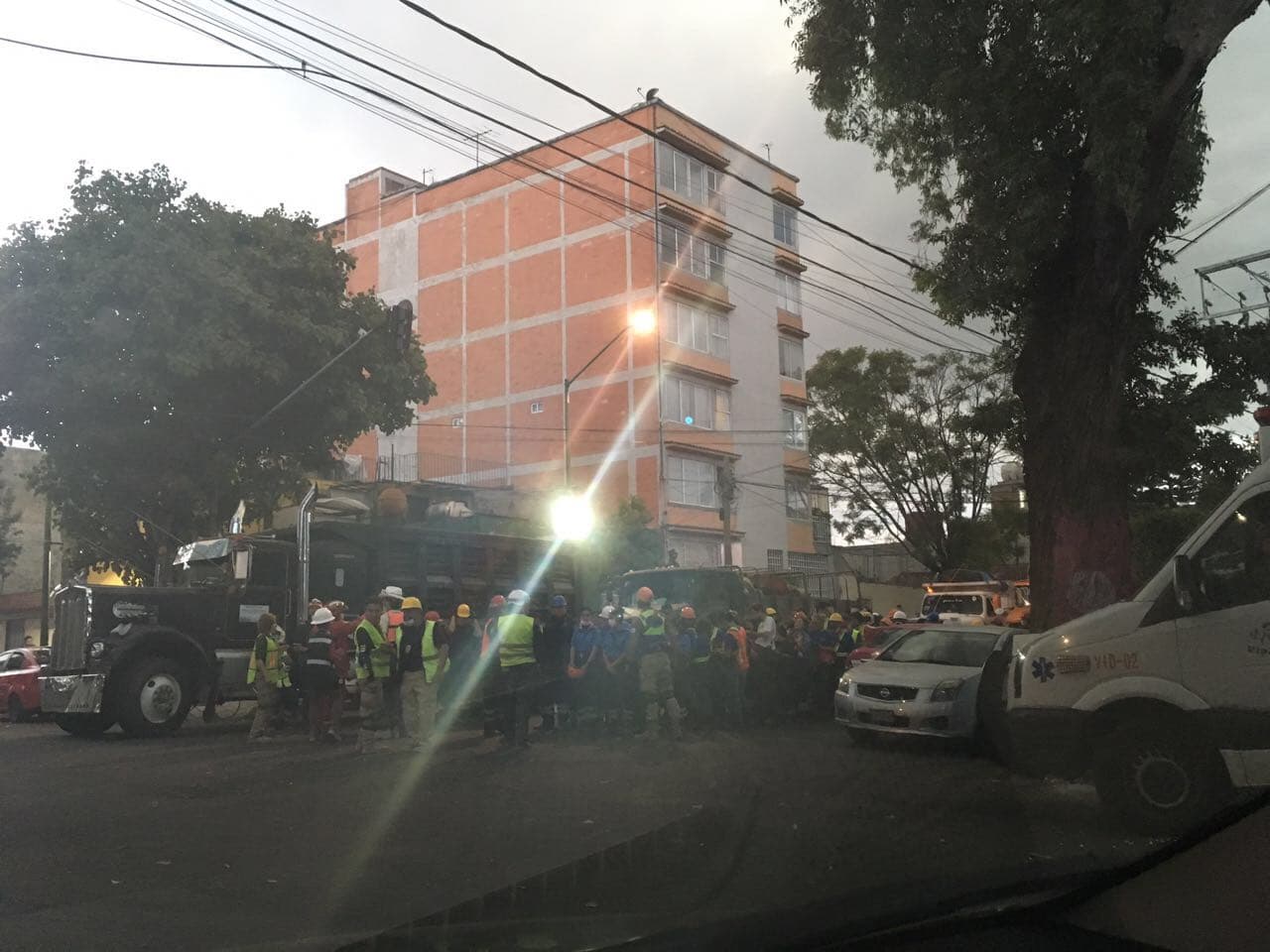 Se prevé que otra camioneta con víveres y herramientas llegará a uno de los edificios dañados en la Ciudad de México, siendo una aportación más que le encomendó a su publirrelacionista, el cantante Régulo Caro.
