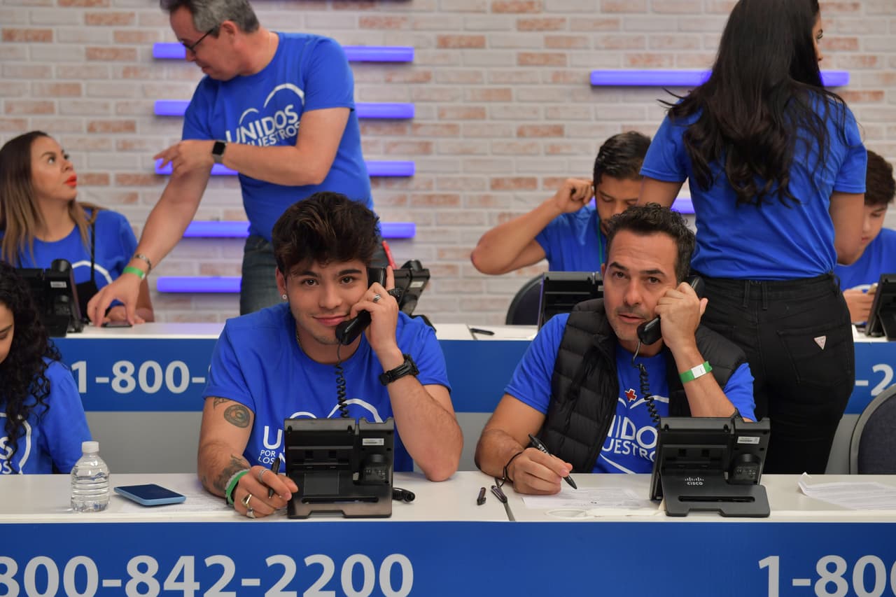 El colombiano Sebastián Villalobos y el conductor mexicano Carlos Calderón no paraban de responder los teléfonos.