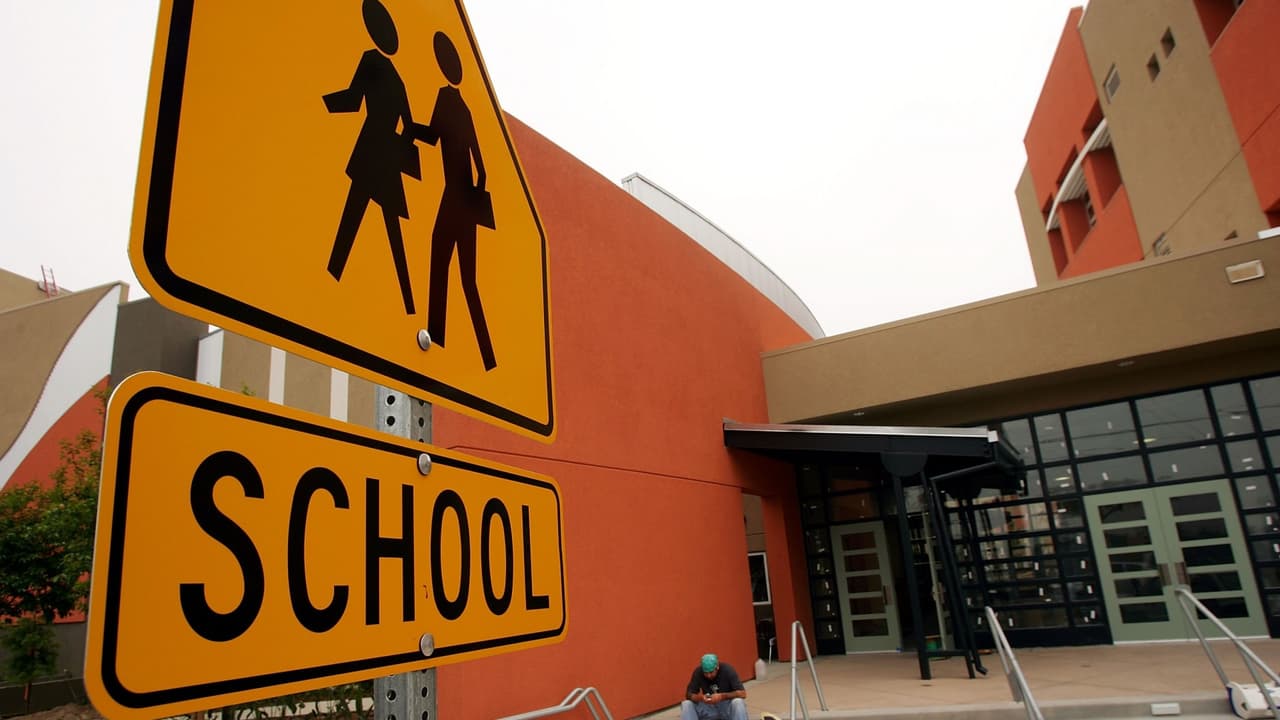 Escuelas de Los Ángeles cierran sus puertas a los agentes de Inmigración