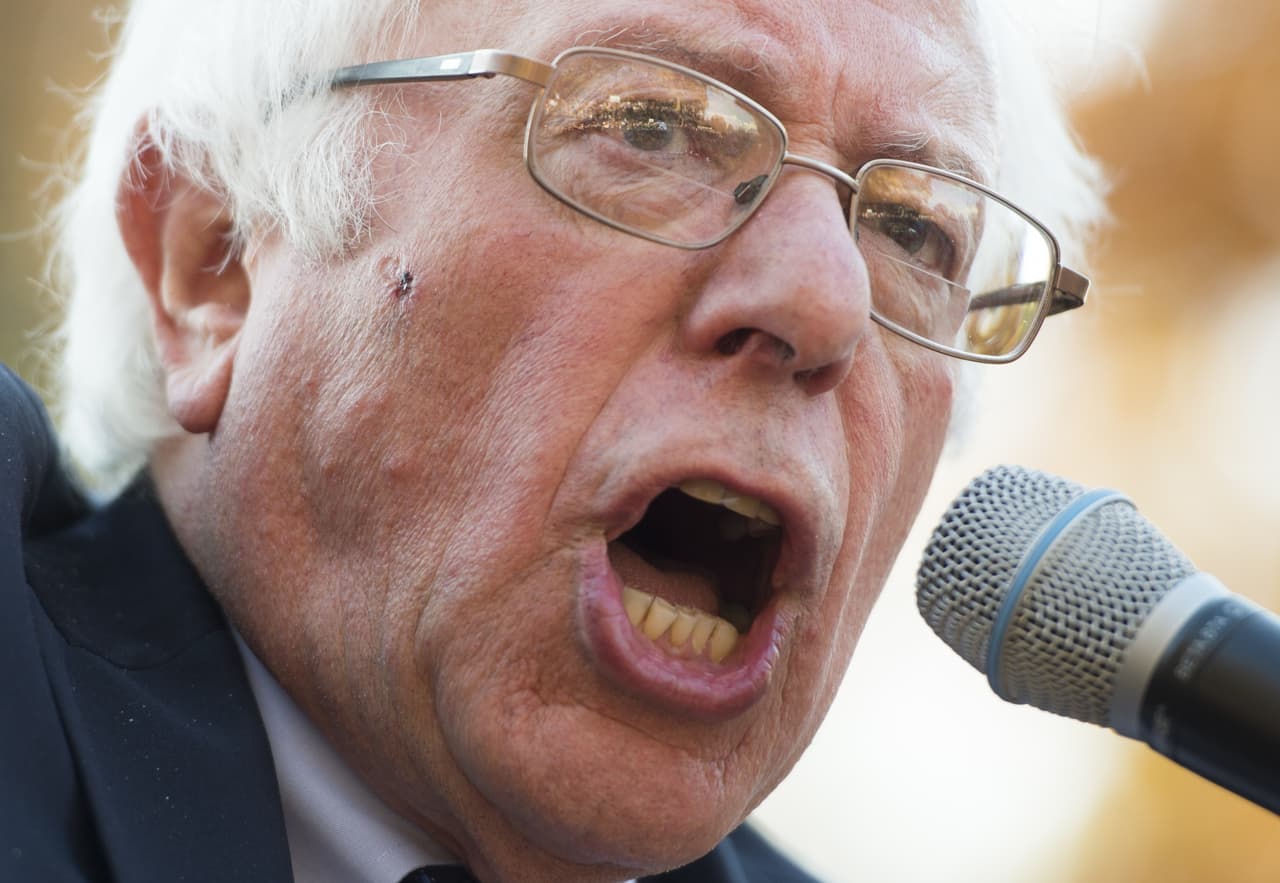 Bernie Sanders se dirige a una multitud frente al Capitolio en Washington