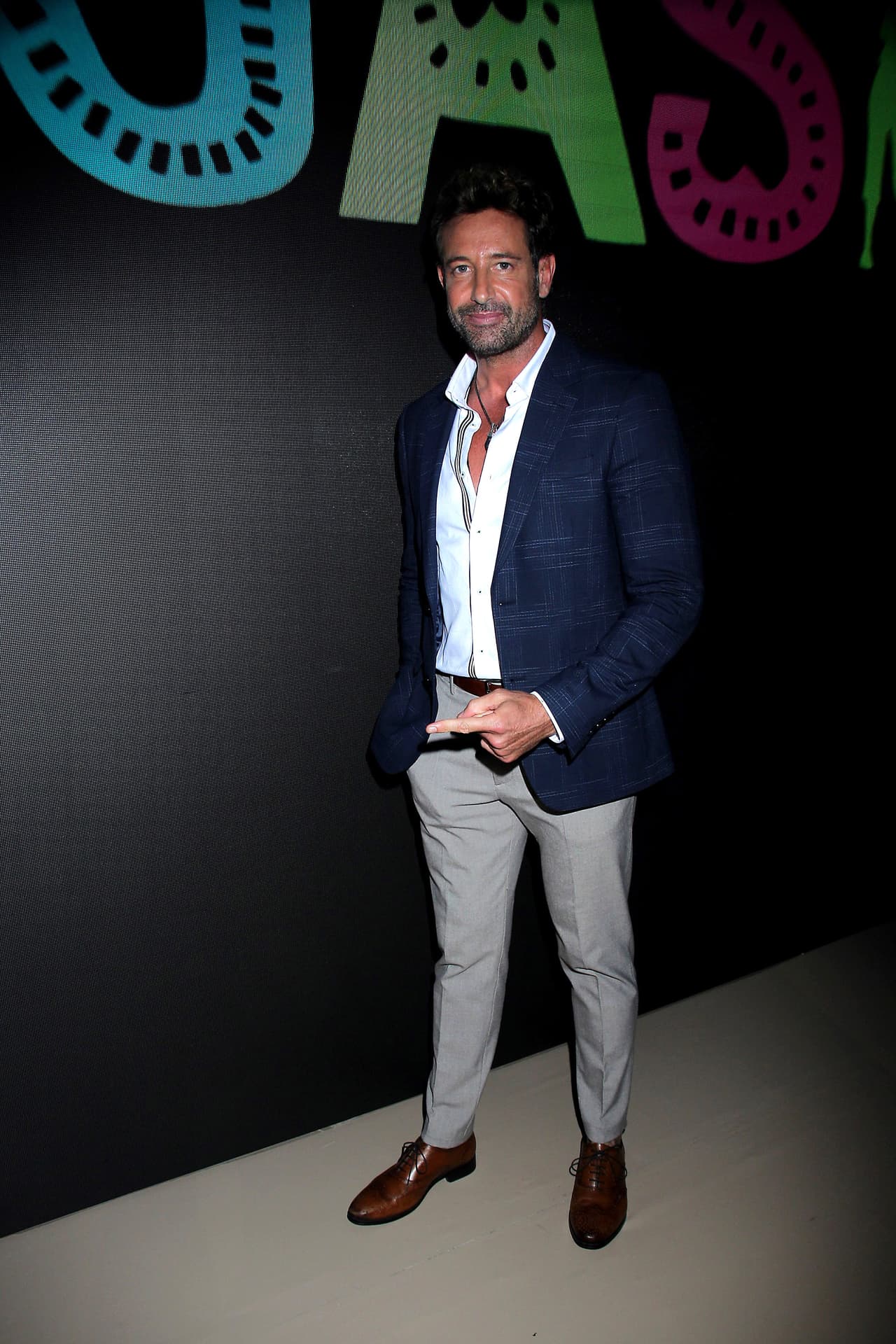 La trama girará alrededor de Nico (Gabriel Soto), el gerente de un hotel, quien disfruta al máximo su vida y su soltería, sin embargo, todo cambiará cuando lleguen a su vida sus tres sobrinas, de quienes tendrá que hacerse cargo.