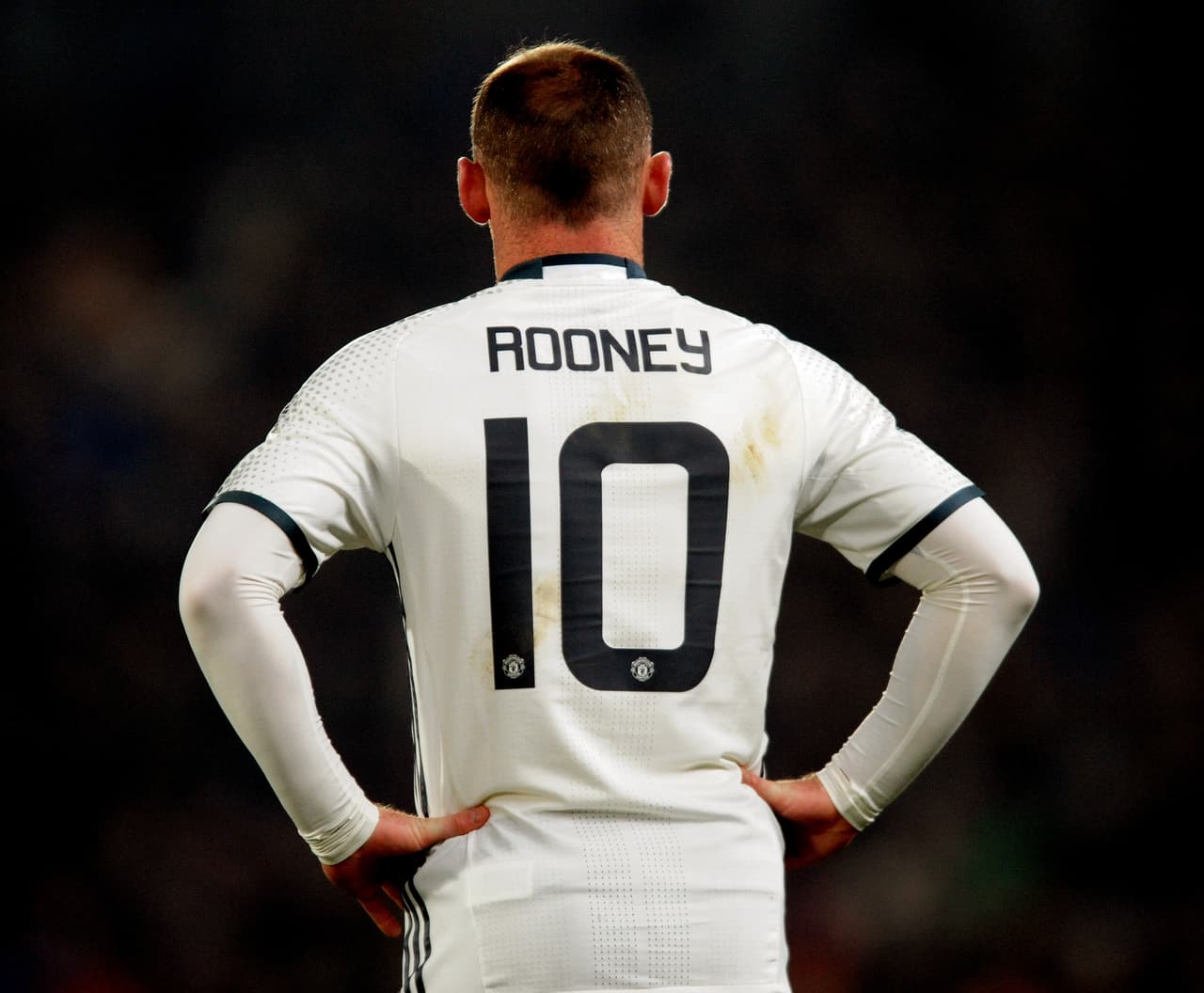 <b>8 – Wayne Rooney –</b> El icónico jugador del Manchester United tenía que aperecer en la lista ya que pocas personas poseen los títulos y goles de esta estrella. Rooney es el segundo mejor goleador en la historia de la Premier League con 208 goles. En sus temporadas con el Manchester United, Wayne logró levantar cinco veces la Premier League, una FA Cup, cinco Community Shield, tres Copa de la Liga, una UEFA Champions League, una UEFA Europa League y un Mundial de Clubes.